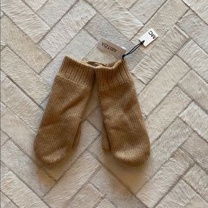 Light Brown / Tan Knit Mittens